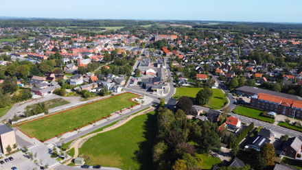 Luftfoto af grønne plæner og by
