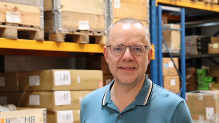 Direktør i Blue Line Niels Pedersen på virksomhedens lager.