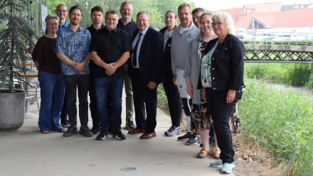 Gruppe af mennesker opstillet til foto