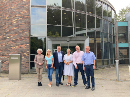 Politikere foran administrationsbygning i Hinnerup