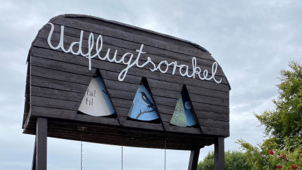 Kunstværket Udflugtsorakel i landsbyen Svenstrup