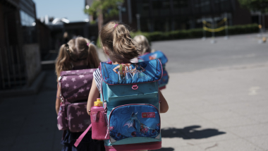 Billedet viser skolebørn på vej i skole