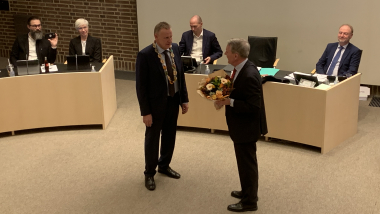 Borgmester holder tale for den nye borgmester