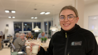Ung medarbejder på plejecenter
