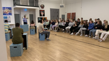 Teaterforestilling i kulturhuset i Hinnerup for udskolingselever