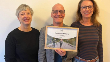 Lederteamet på Bavnehøjskolen i Hadsten viser vinderdiplomet frem for skoletrafiktesten i 2022.