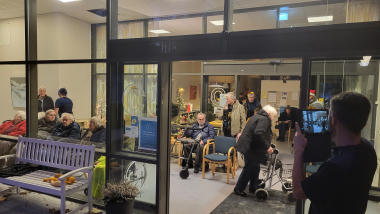 Beboerne lytter til musik på Møllegården i Hadsten.