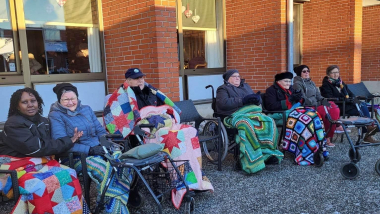 Beboerne lytter til musik på Thorsø Plejecenter.
