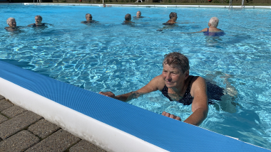 Gerda Kovdal laver gymnastik i vandet i Tungelundbadet.