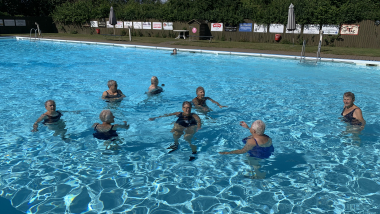 Seniordamer svømmer og laver vandgymnastik i Tungelundbadet.