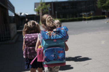 Børn med skoletasker