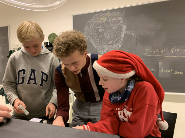 Skoleelever deltager i Videnskabsklubben på Favrskov Gymnasium