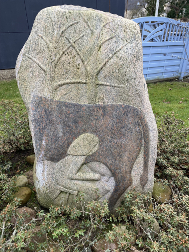 Stenskulptur i Hammel - Ko og malkepige