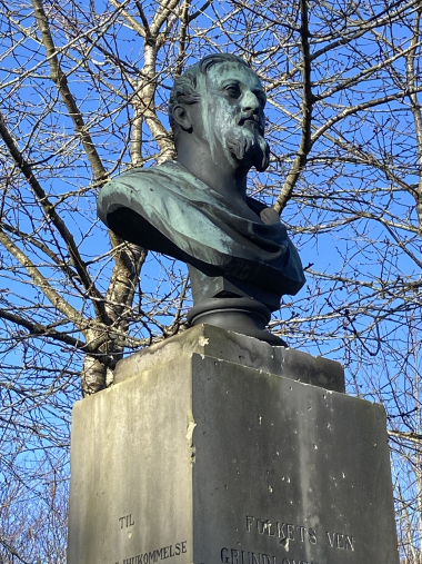 statue af Frederik den syvende