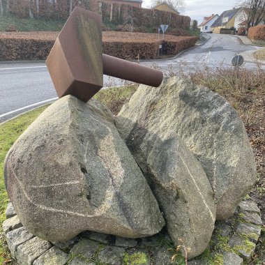 Thors hammer kløve en kæmpe sten (kunstværk)