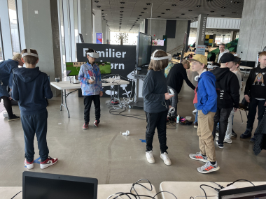 Skoleelever står med VR-briller på i Makerspaces