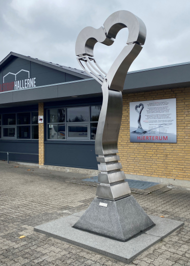 Skulpturen Hjerterum ved Ulstruphallerne