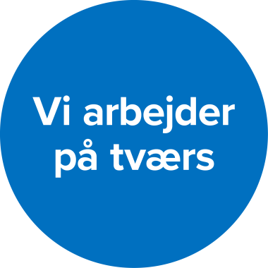 Blå boks med teksten "Vi arbejder på tværs"