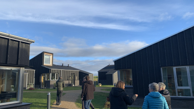 Borgere kigger på huse