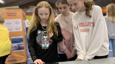 Piger kigger på en computer