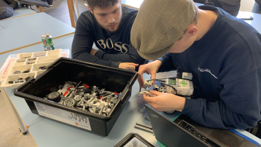 To elever arbejder sammen om at skabe en robotbil.