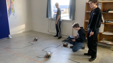 Elever afprøver programmerede Legobiler