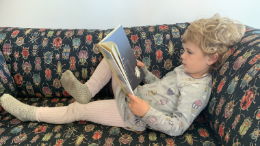 Børnehavepiger læser i en bog.