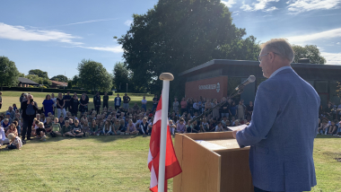 Udvalgsformanden holder tale på Skovvangskolen