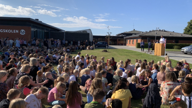 Skoleleder på Skovvangskolen Morten Tipsmark holder tale