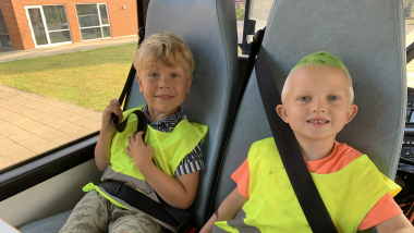 Børnene har taget seler på inde i bussen