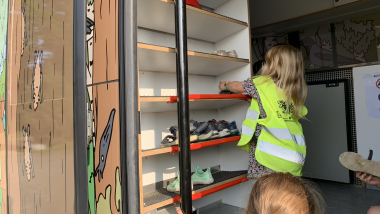 Børnene tager skoene af, når de skal ind i bussen
