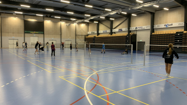 De ældste elever spiller badminton.