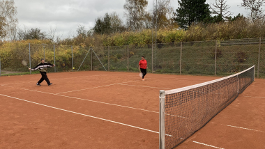 Seniorspillere træner tennis på anlægget i Hinnerup.