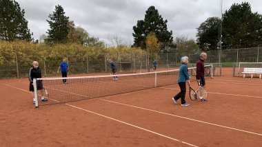 Seniorer spiller mod hinanden i HOG Tennis.