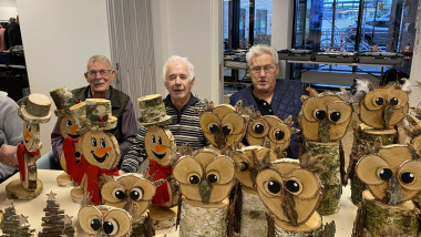 Tre mænd deltager i julemarked på plejecenter Solhøj i Hammel.