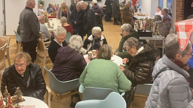 Folk deltager i julemarkedet på plejecenter Solhøj i Hammel.
