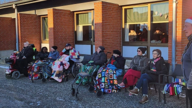Beboerne lytter til musik på Thorsø Plejecenter.