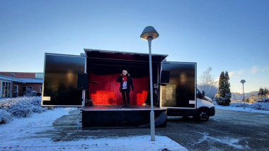 Richard Ragnvald giver koncert på plejecentrene.
