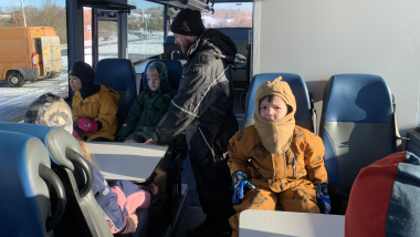 Børnehavebørn sidder i naturbussen.