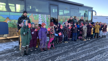 Børn fra Børnehuset Fuglereden i Hinnerup står foran ny naturbus.