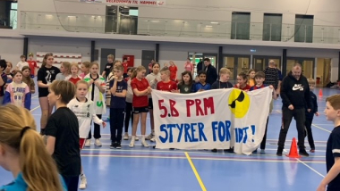5. årgang spiller høvdingebold i Hammel.