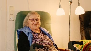 Ældre kvinde i en stol