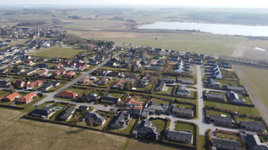 Luftfoto af by