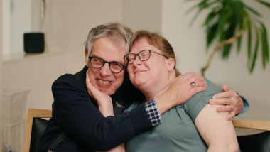 To mennesker giver et kram
