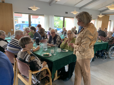 To damer snakker sammen ved et bord