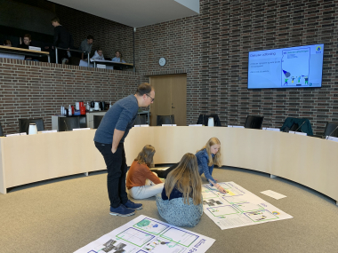 Elever arbejder med klima i byrådssalen i Hammel