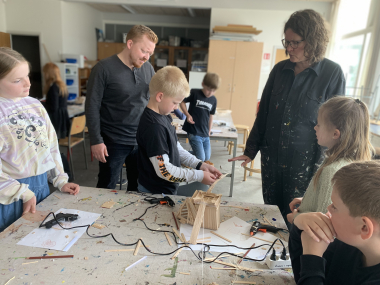 Elever bliver undervist i billedkunstlokalet