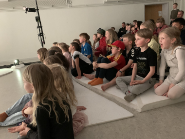 Elever på Ulstrup Skole oplever en teaterforestilling.