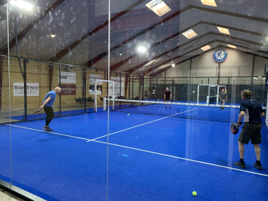 Et hold mænd spiller padel hos Padelmaster i Hadsten. 