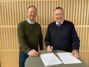 Aftale om byggeri af nyt plejecenter i Hadsten bliver underskrevet.